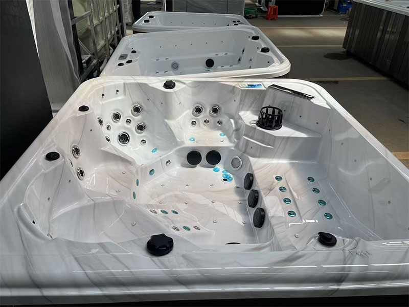 Las hojas de PMMA crean carcasas de bañera de hidromasaje de alta gama: doble potencide la artesanía y la textura